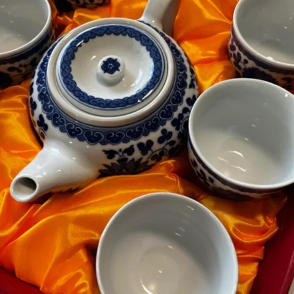 Vintage Chinese Teapot/Six Teacups in Display Case, Blue & White, REDUCED! - Picture 5 of 11